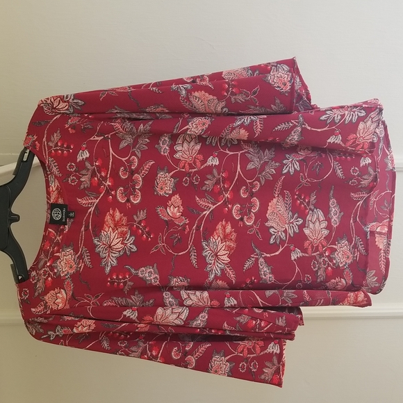 bobeau Tops - EUC Bobeau Floral Blouse